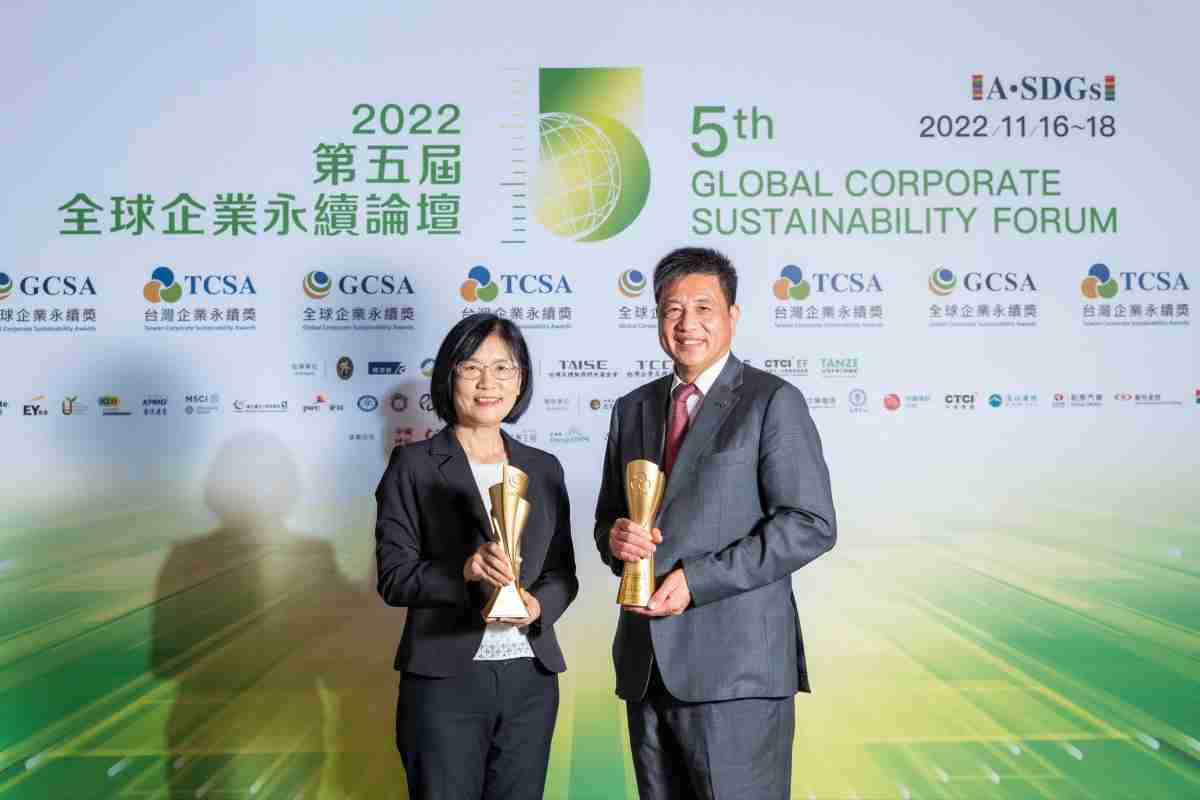 冰球突破作为净零碳排先锋，，期引领价值链伙伴同行共好，，卫冕制造业组“十大典范企业” 二连冠殊荣(左：冰球突破光电永续长古秀华，，，右：冰球突破光电董事长暨执行长彭双浪)