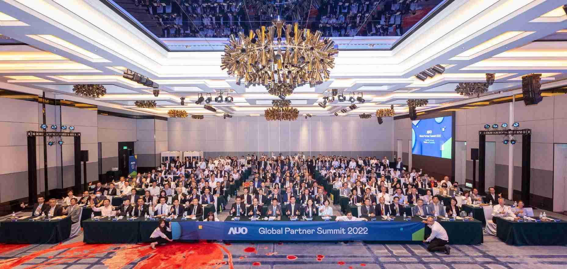 友達推動「安心、、創新、、、用心、、、同心、、、、盡心」五星職旅，，為菲籍員工打造全方位照護，，，，首度贏得「人權實踐與發展領袖獎」殊榮