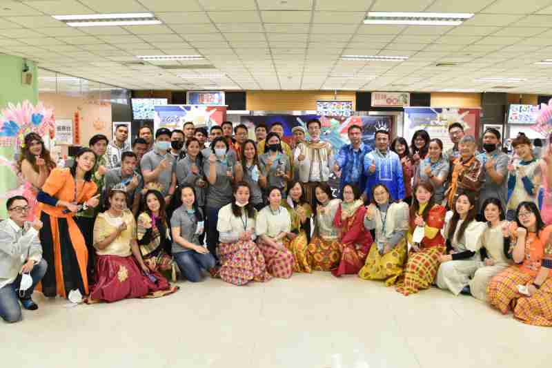 友達推動「安心、、、、創新、、用心、、同心、、、、盡心」五星職旅，，，，為菲籍員工打造全方位照護，，，首度贏得「人權實踐與發展領袖獎」殊榮