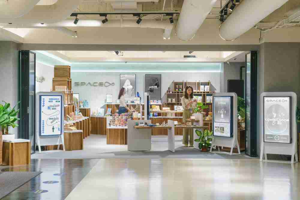 冰球突破打造永续选物商店，，，展示社企及社创商品，，结合创利空间所开发的智能零售系统，，整合多元产品信息，，，，让无人商店扮演公益行动的推手