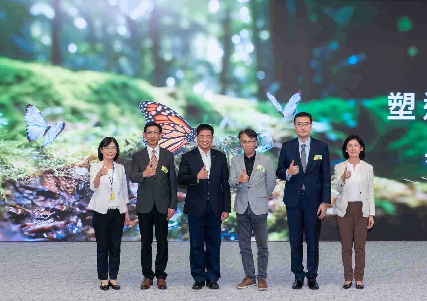 友達2023 CSR共榮大會，，，，邀請領域專家分享交流生物多樣性管理趨勢、、、、無塑產品、、海廢永續塑料等議題  （圖左到右：友達光電永續長古秀華、、、3M台灣技術長陳君杰、、、、友達光電董事長暨集團策略長彭双浪、、、光寶科技企業永續發展處處長陳慶暉、、、、安永聯合會計師事務所執業會計師曾于哲、、、、友達光電供應鏈總部副總經理吳宜芳）