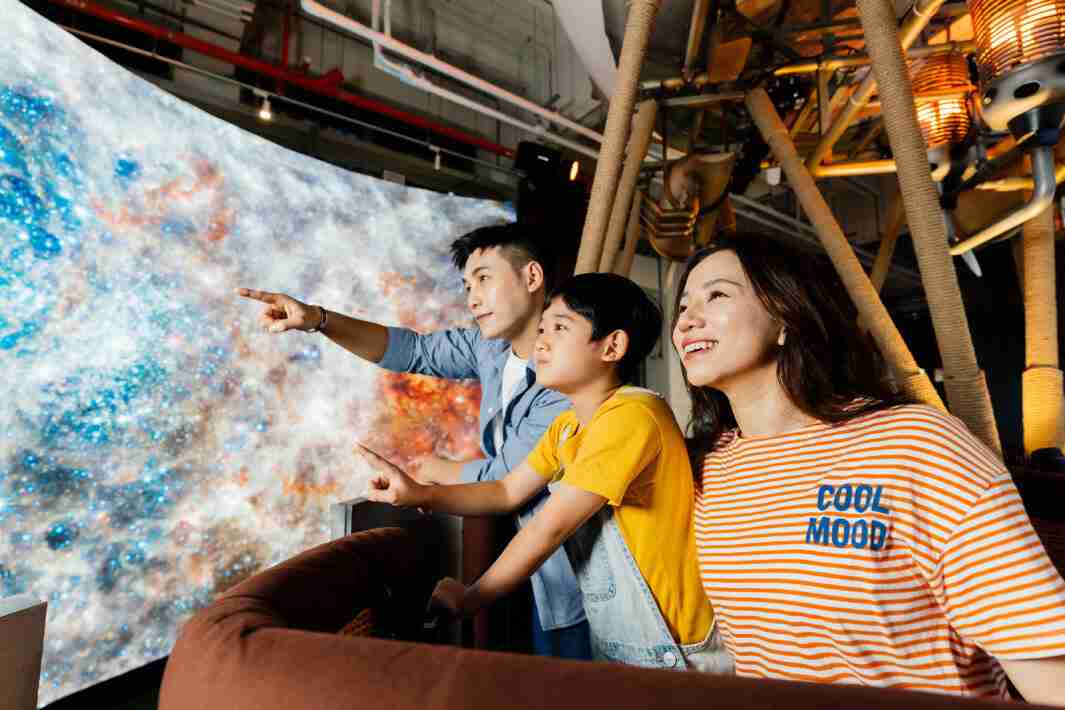 冰球突破打造全台最大宽6公尺、、、高4公尺、、、唯一搭载LED弧形拼接显示屏的动感飞行船，，，，让乘客驻足在热气球上，，，，享受身历其境的伪出国旅游乐趣