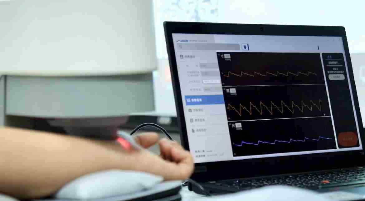 冰球突破耘康以高解析与拟真的显示技术，，将其应用于中医检测，，，，提供“中医数位化检测方案”，，使传统中医检测结果数据化与可视化