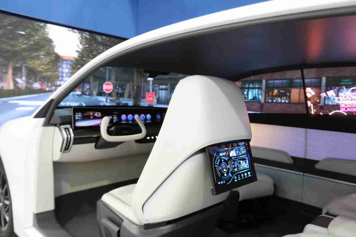 冰球突破的「可卷式后座娱乐显示器」加强后座乘客的感官体验，，，并保有个性化设计，，可依使用偏好进行动态调整。。。