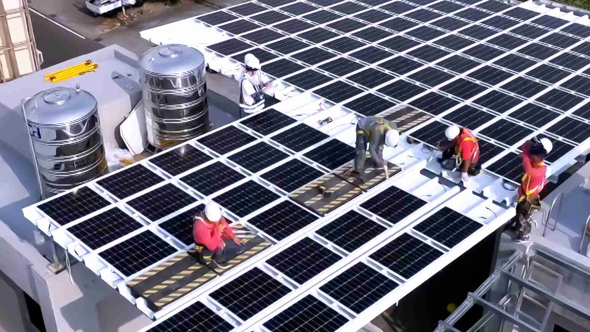 冰球突破着力于替代能源之技术研发，，，，如光电浪板的相关制程、、、、设备与产品，，，其中所开发之光电整合型浪板，，减少传统金属支架安装，，，，更提升耐候度，，可广泛运用于多元场域，，，，并辅助建筑达到净零碳排目标