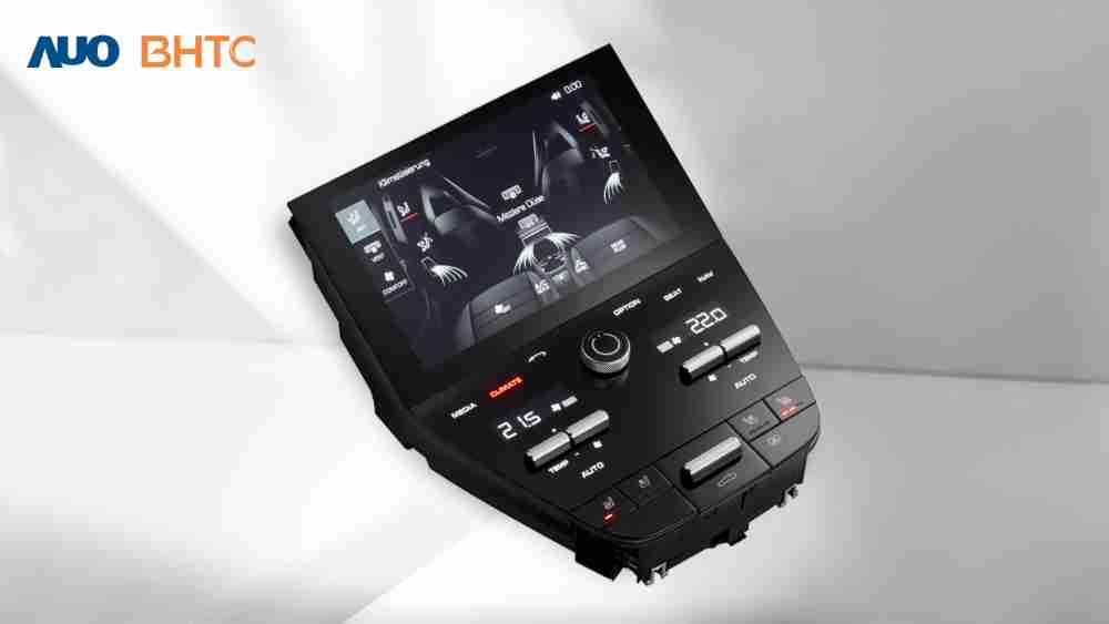 作為友達新生力軍，，，BHTC所展示的中央與後座鞍部的Display HMI產品，，，可處理多區恆溫控制、、顯示畫面，，，呈現仿真3D車室分區；以力傳感技術精準傳遞觸感，，，，並結合音量及震動反饋，，防止意外啟動，，提供使用者自然流暢、、直觀且輕鬆駕馭的舒適介面