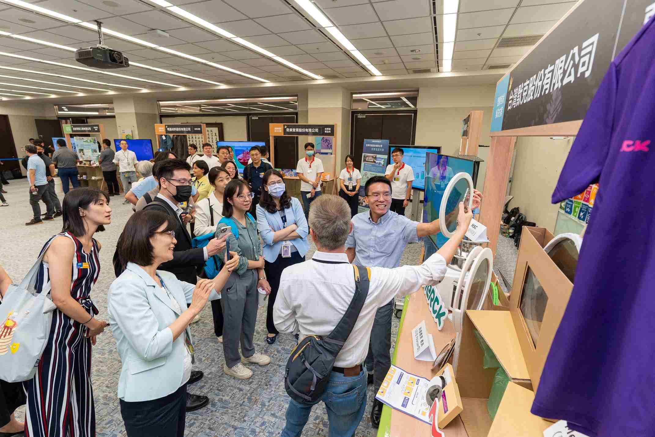 冰球突破连手产业伙伴策划首届生态圈联展，，，展示如何将废塑料循环再利用，，，，创新解决方案包括：塑料包材再生与循环使用、、、再生塑料研发及应用、、、废塑料回收再生技术、、、、减塑生活提案等