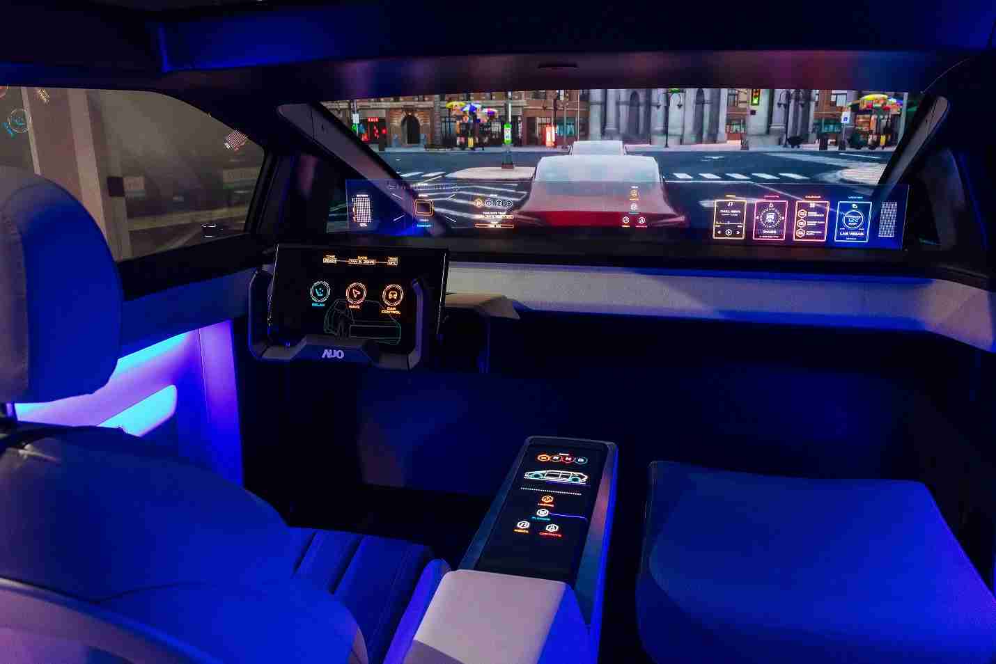 冰球突破连续四年入围科睿唯安全球百大创新机构，，专利布局科技与绿色创新前沿。。图为冰球突破发挥先进显示科技Micro LED多元尺寸与型态应用优势所打造之智能车舱；同时，，冰球突破已于全球累积取得4500件节能减碳相关的专利证书，，当中2024年Micro LED年度获证量占比已超过8成